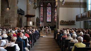 Landtagspräsidentin Muhterem Aras hält in der Stuttgarter Stiftskirche ein Grußwort
