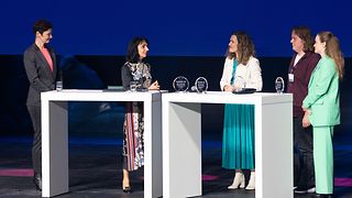 Diskussion auf Bühne mit Landtagspräsidentin Aras und Gewinnerinnen