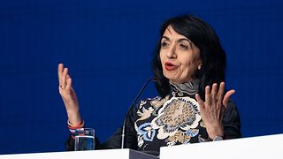 Landtagspräsidentin Muhterem Aras hält ein Grußwort