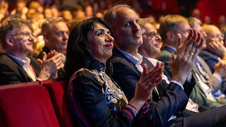 Landtagspräsidentin Muhterem Aras applaudiert den Gewinnerinnen und Gewinner