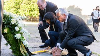 Landtagspräsidentin Muhterem Aras legt zusammen mit Prof. Dr. Malte Graßhof, Präsident des Verfassungsgerichtshofs und Innenminister Thomas Strobl den Kranz nieder