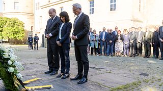 Stilles Gedenken am Mahnmal auf dem Stauffenberg-Platz vor dem Stuttgarter Alten Schloss
