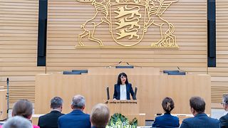 Aras hält Grußwort im Plenarsaal anlässlich des 80. Jahrestages zum Ende der NS-Herrschaft sowie Krieg