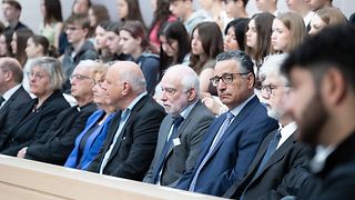 Besucherinnen und Besucher auf der Besuchertribüne des Plenarsaals