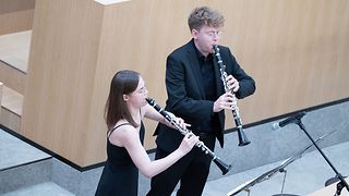 Musikerinnen und Musiker im Plenarsaal