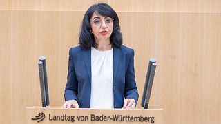 Landtagspräsidentin Muhterem nAras am Redepult
