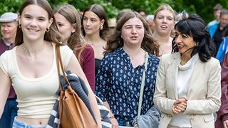 Schülerinnen und Schüler spazieren gemeinsam mit Landtagspräsidentin Muhterem Aras durch Biberach an der Riß