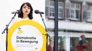 Landtagspräsidentin Muhterem Aras hält eine Rede vor dem Rathaus in Biberach an der Riß