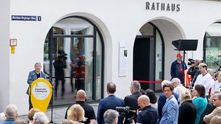 Bürgerinnen und Bürger vor dem Rathaus in Biberach an der Riß