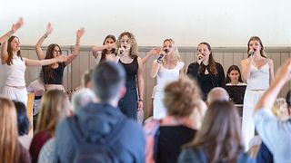 Schülerinnen singen