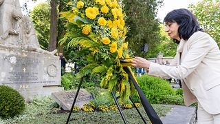 Landtagspräsidentin Muhterem Aras legt Kranz nieder 