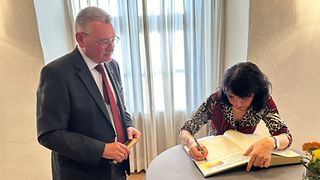 Aras schreibt ins Buch Goldene Buch 