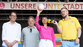 Landtagspräsidentin Muhterem Aras auf der Bühne mit Ball in der Hand