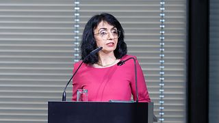 Landtagspräsidentin Muhterem Aras am Redepult