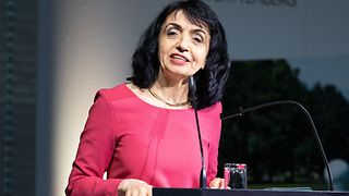 Landtagspräsidentin Muhterem Aras am Redepult