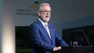 Spricht ein Grußwort: Prof. Dr. Dr. h.c. Fabritius, Beauftragter der Bundesregierung für Aussiedlerfragen und nationale Minderheiten