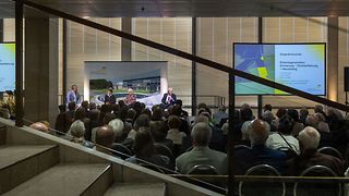 v. li.: Raimund Haser spricht mit Irma Barraud, Anna Kreidl und Franz Longin