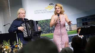 Musikalisch umrahmt wird die Veranstaltung von Helena Goldt (Gesang) und Vassily Dück (Akkordeon)