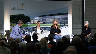 v. li.: Raimund Haser im Gespräch mit Heike Schuster, Katharina Martin-Virolainen und Susanne Benda