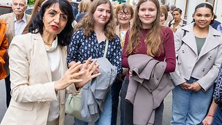 Landtagspräsidentin Aras mit Jugendlichen auf der Straße