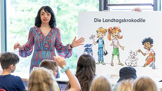 Landtagspräsidentin Aras stellt Grundschulkindern das neue Kinderbuch des Landtags vor