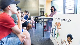 Landtagspräsidentin Aras liest Kindern aus einem Buch vor