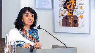 Landtagspräsidentin Aras bei ihrer Rede am Redepult