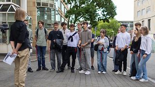 Gruppe von Schülerinnen und Schüler bei Führung zu "Fritz Bauer" durch Stuttgarter Stadt