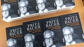 Buch "Fritz Bauer oder Auschwitz vor Gericht" von Ronen Steinke am Tisch liegend