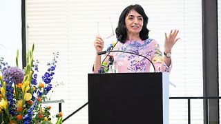 Landtagspräsidentin Aras begrüßt die Gäste der Abendveranstaltung