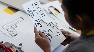 Grafikerin Mayha Suaysom schneidet ihre Motive zu