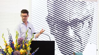 Dr. Ronen Steinke hält einen Impulsvortrag