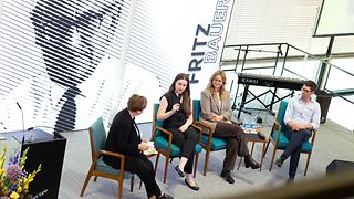 Podiumsdiskussion auf Bühne