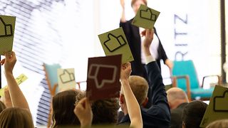 Teilnehmerinnen und Teilnehmer nehmen aktiv am Austausch teil