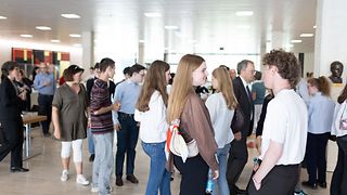 Schülerinnen und Schüler im Foyer