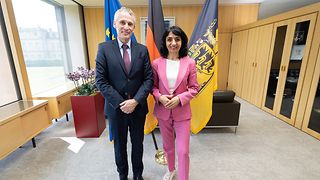 Bild mit Aras und dänischen Botschafter im Dienstzimmer der Landtagspräsidentin