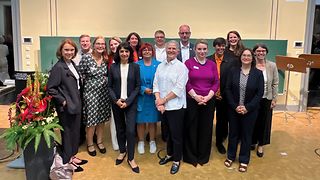 Gruppenfoto bei der Eröffnung IRex Tübingen mit Landtagspräsidentin Muhterem Aras