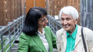 Aras trifft auf Zeitzeugin Wendelgard von Staden 