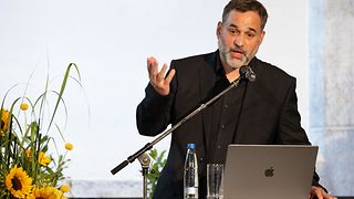 Dr. Frankenberger hält einen Vortrag