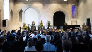 Aras spricht bei der Abendveranstaltung