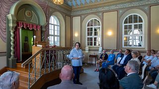 Pfarrerin Carolin Mayer spricht über die historische Bedeutung der Synagoge Michelbach