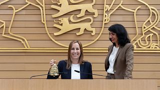 Landtagspräsidentin Aras mit hessischer Landtagspräsidentin Wallmann im Plenarsaal