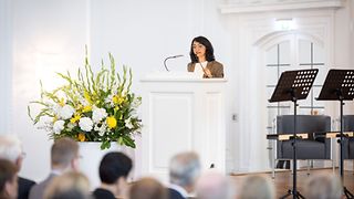 Landtagspräsidentin spricht am Pult