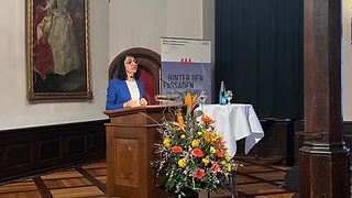 Aras hält eine Rede