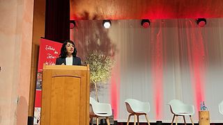 Aras hält eine Rede