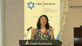 Landtagspräsidentin Muhterem Aras am Redepult