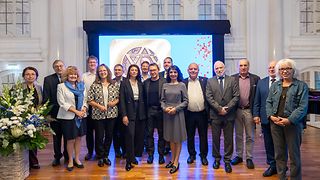 Gruppenbild auf der Bühne mit Präsidentin, Preisträgern und Laudatoren