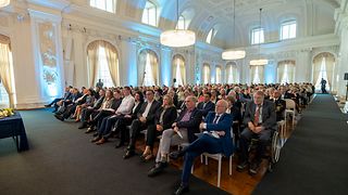 Blick in den vollbesetzten Weißen Saal 