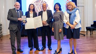 Das Bild zeigt von links nach rechts: Mihail Rubinstein (Mitglied im Vorstand der IRGW), Preisträgerin Rawan Osman, Michael Kashi (Mitglied im Vorstand der IRGW), Landtagspräsidentin Muhterem Aras, Barbara Traub (Vorstandssprecherin der IRGW)
