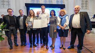 Übergabe der Medaille an die Landesarbeitsgemeinschaft der Gedenkstätten und Gedenkstätteninitiativen in Baden-Württemberg 